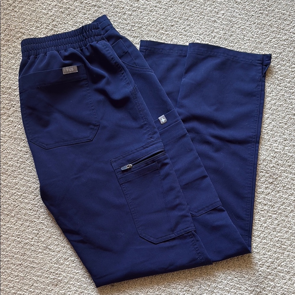 FIGS Women’s Navy Yola skinny Scrub Pants in small